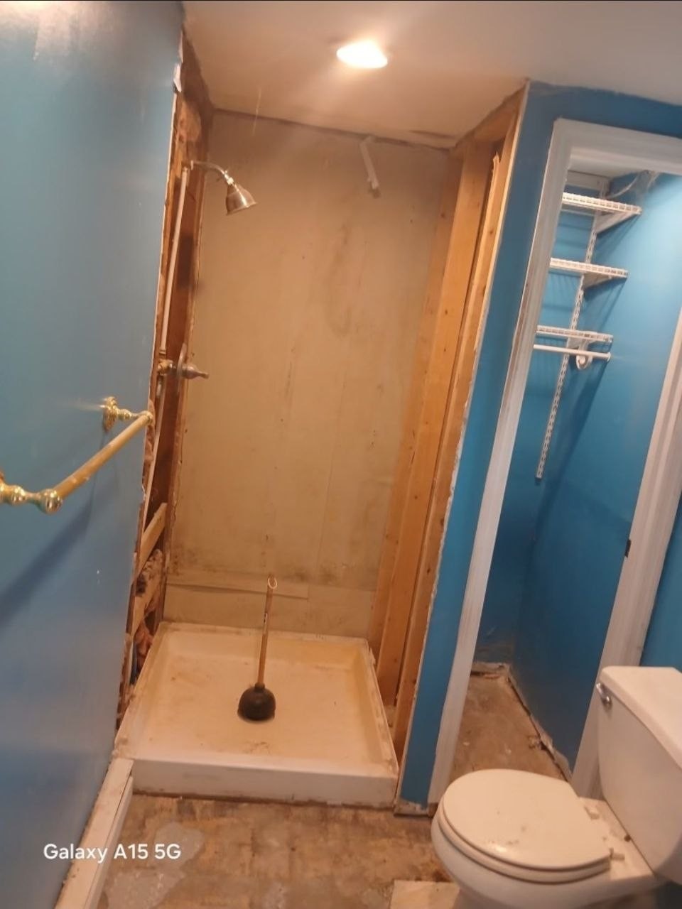 Bathroom before — J&R Enterprise renovation